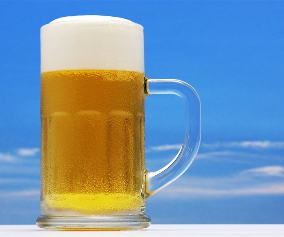 Обои запотевшая кружка с пивом, the frost-coated mug of beer разрешение 2560x1600 Загрузить