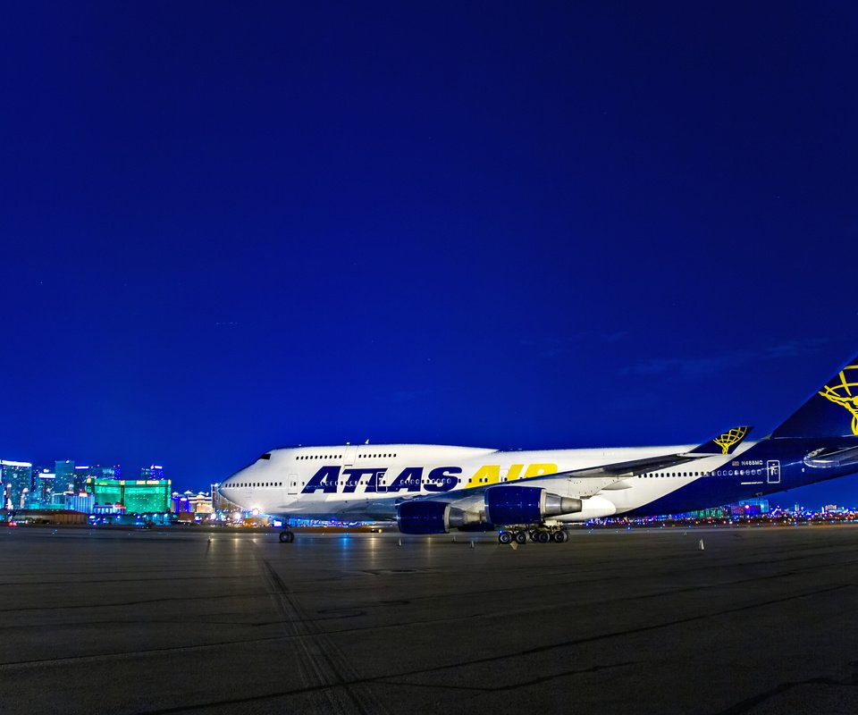 Обои ночь, огни, самолет, boeing 747, воинг 747, night, lights, the plane, boing 747 разрешение 2560x1600 Загрузить