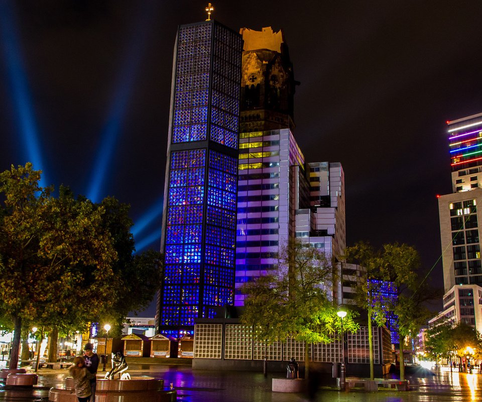 Обои ночь, церковь, германия, берлин, 2013, berlin festival of lights, deutschland, мемориальная церковь кайзера вильгельма, breitscheidplatz, площадь брайтшайдплац, night, church, germany, berlin, the memorial church of kaiser wilhelm, square breitscheidplatz разрешение 1920x1200 Загрузить