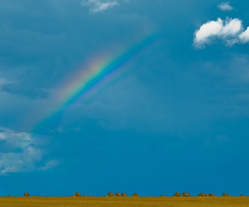 Обои небо, облака, поле, радуга, тюки, прессованное сено, the sky, clouds, field, rainbow, bales, baled hay разрешение 2880x1800 Загрузить