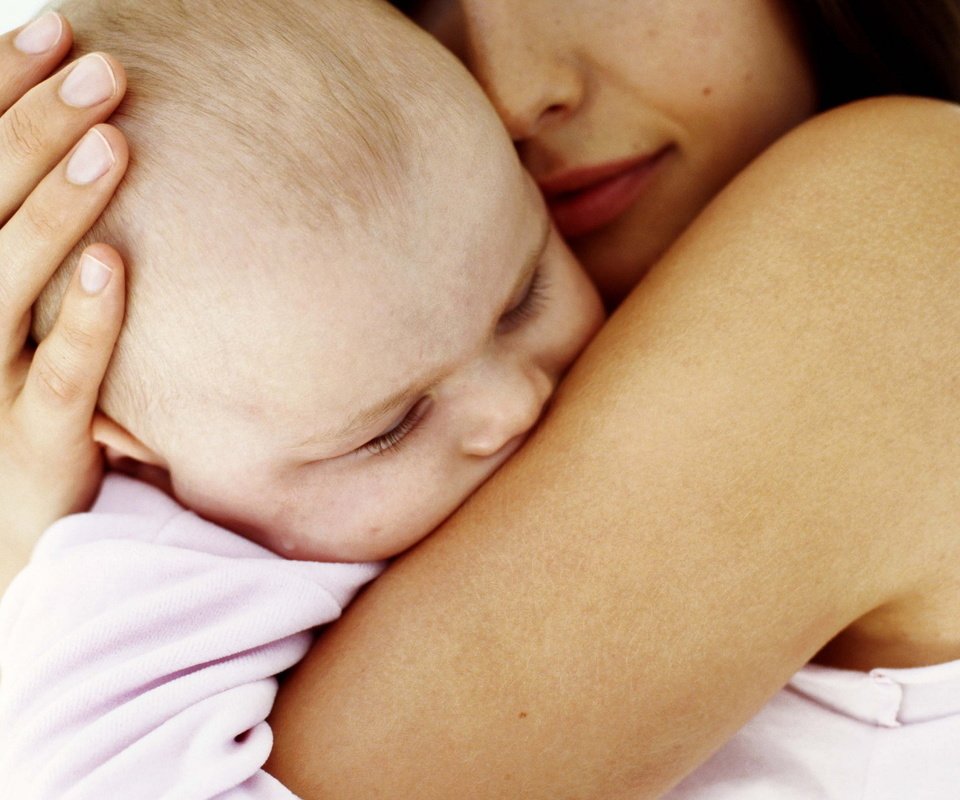 Обои мама, объятия, спящий малыш, mom, hugs, sleeping baby разрешение 1920x1200 Загрузить