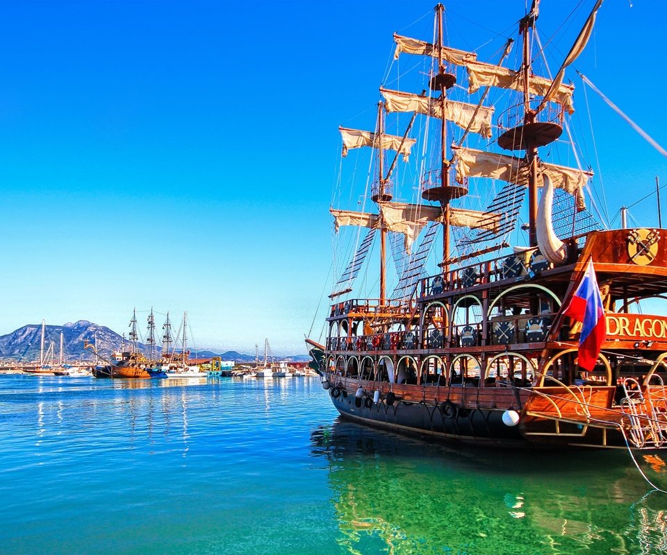 Обои парусный корабль в порту аланьи, sailing ship in the port of alanya разрешение 2880x1800 Загрузить