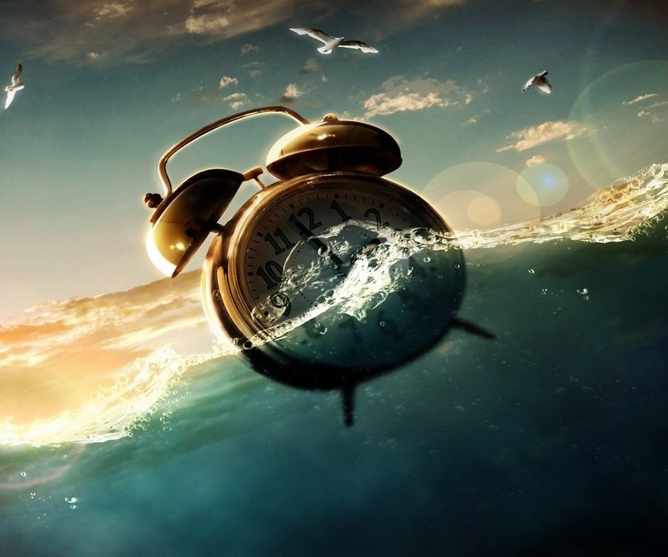 Обои будильник в воде, alarm clock in water разрешение 2560x1600 Загрузить