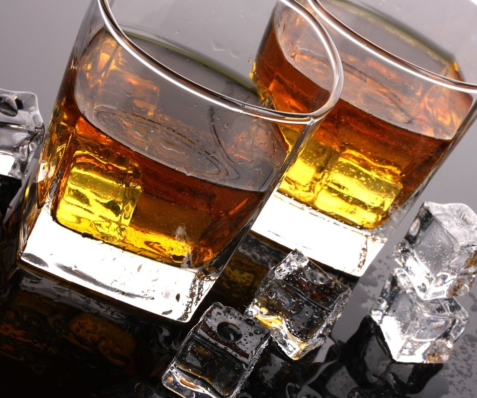 Обои напиток, капли, лёд, стол, кубики, бокалы, виски, drink, drops, ice, table, cubes, glasses, whiskey разрешение 2560x1600 Загрузить