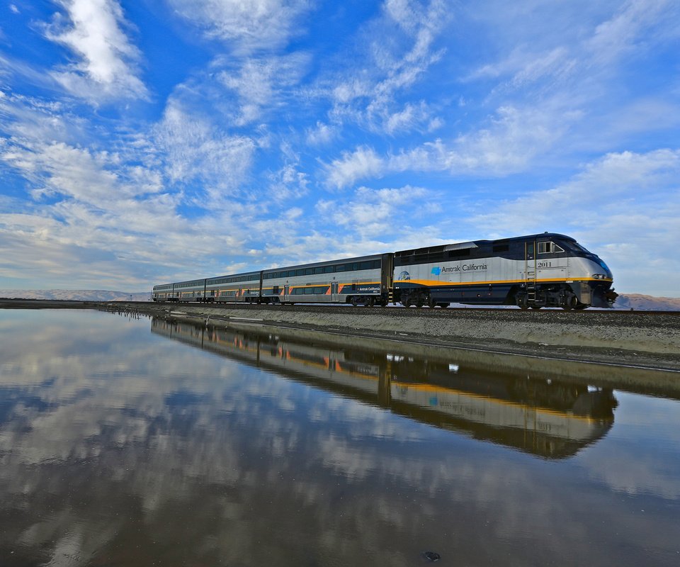 Обои небо, вода, отражения, сша, поезд, калифорния, drawbridge, the sky, water, reflection, usa, train, ca разрешение 1920x1200 Загрузить