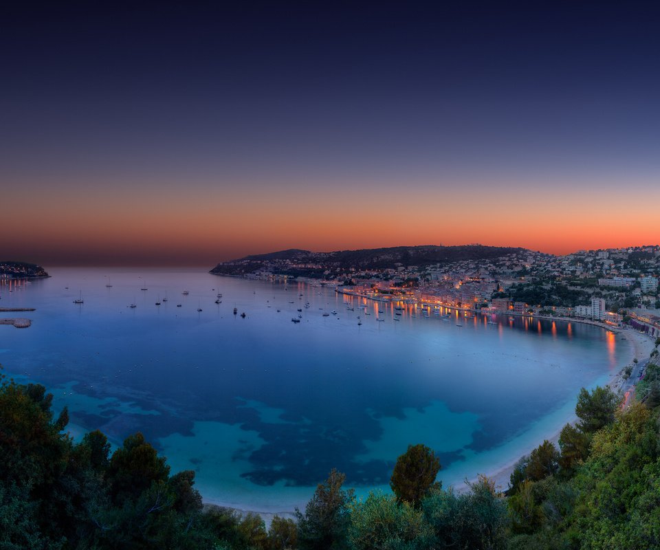 Обои яхты, панорама, город, красивый залив на закате, синяя вода, yachts, panorama, the city, the beautiful bay at sunset, blue water разрешение 1920x1080 Загрузить