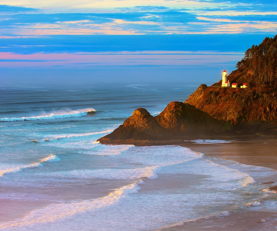 Обои море, маяк, скалистый берег, небо в цветах заката, sea, lighthouse, rocky shore, the sky in the colors of the sunset разрешение 1920x1080 Загрузить