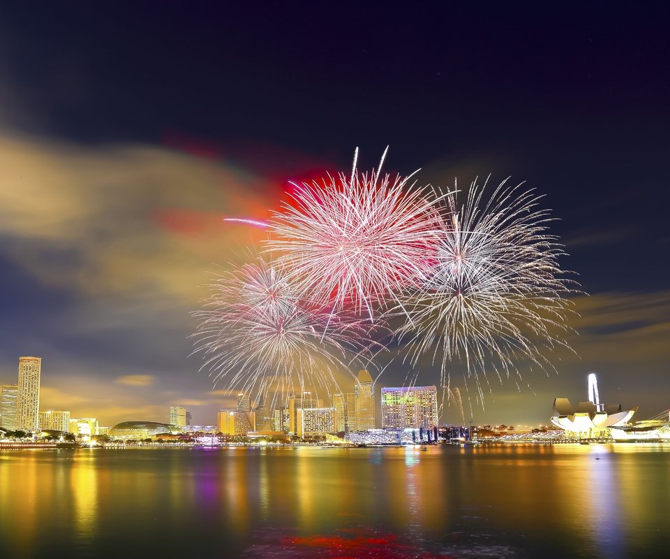 Обои ночь, огни, море, салют, город, фейерверк, сингапур, night, lights, sea, salute, the city, fireworks, singapore разрешение 4765x3273 Загрузить