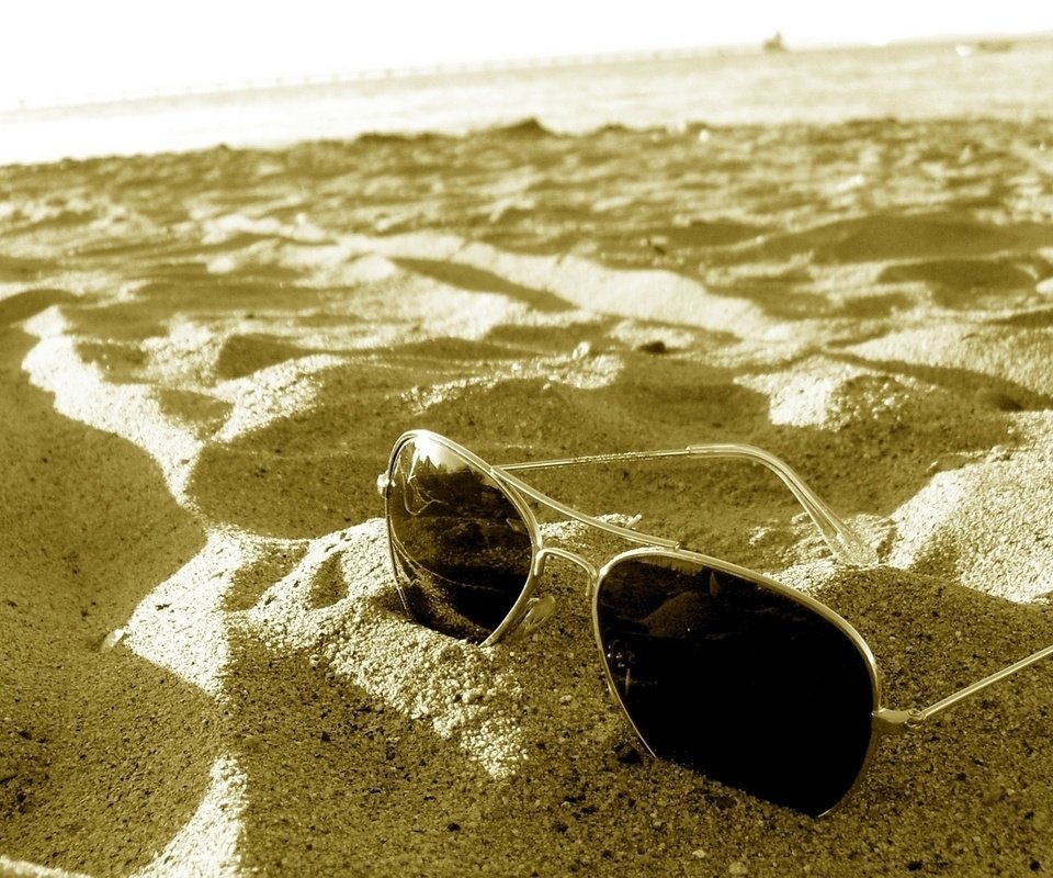 Обои вода, солнце, макро, песок, пляж, бокалы, вс, песка, water, the sun, macro, sand, beach, glasses, sun разрешение 1920x1080 Загрузить