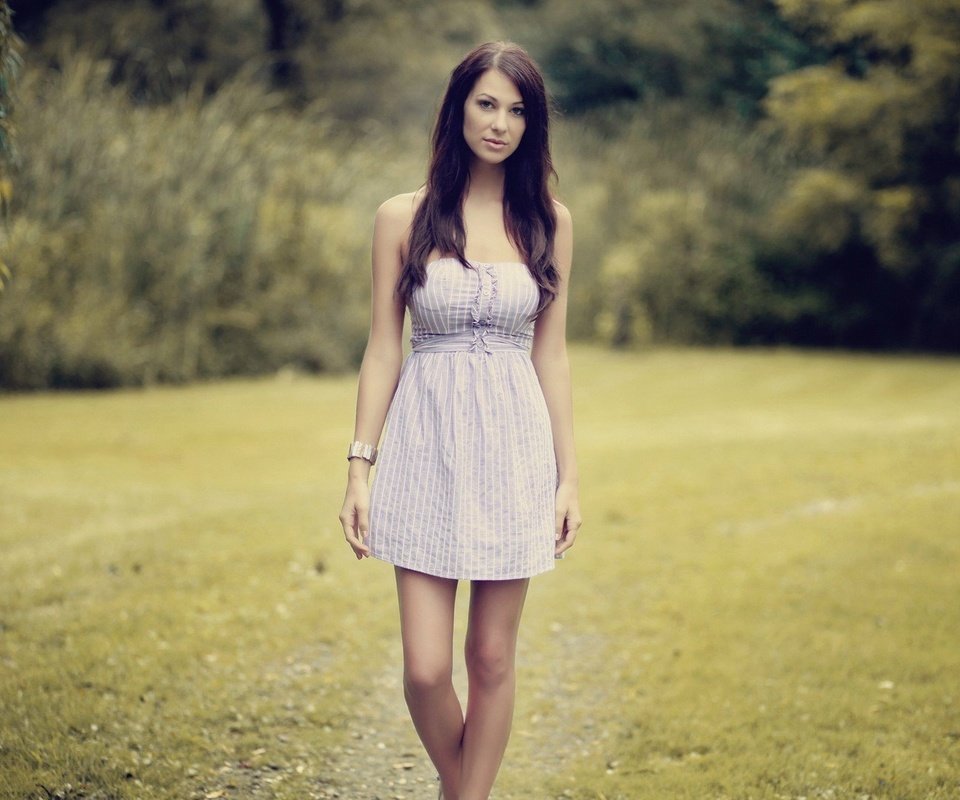 Обои природа, девушка, платье, поза, брюнетка, взгляд, ножки, nature, girl, dress, pose, brunette, look, legs разрешение 1920x1080 Загрузить