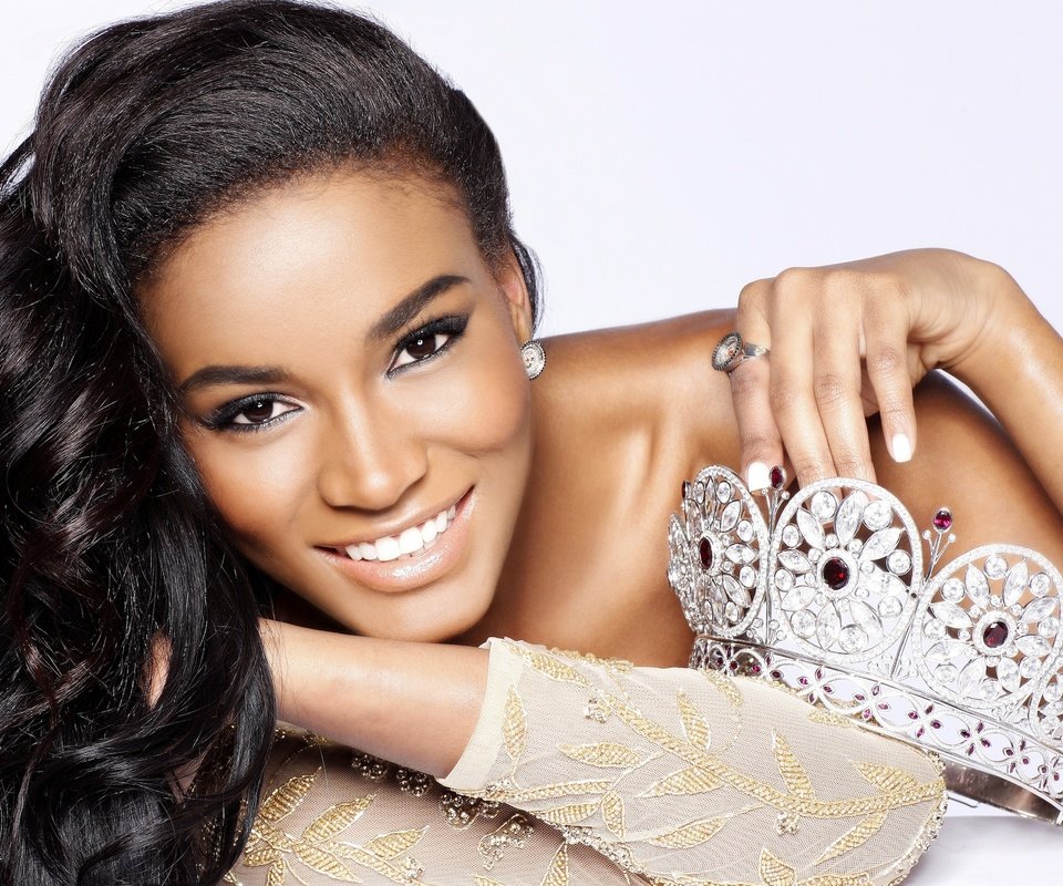 Обои девушка, портрет, взгляд, модель, волосы, лицо, leila lopes, лейла лопес, girl, portrait, look, model, hair, face разрешение 2800x1860 Загрузить