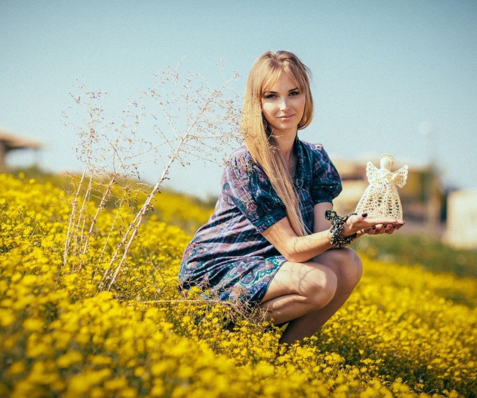 Обои девушка, платье, улыбка, лето, луг, ангел, желтые цветы, girl, dress, smile, summer, meadow, angel, yellow flowers разрешение 2033x1271 Загрузить