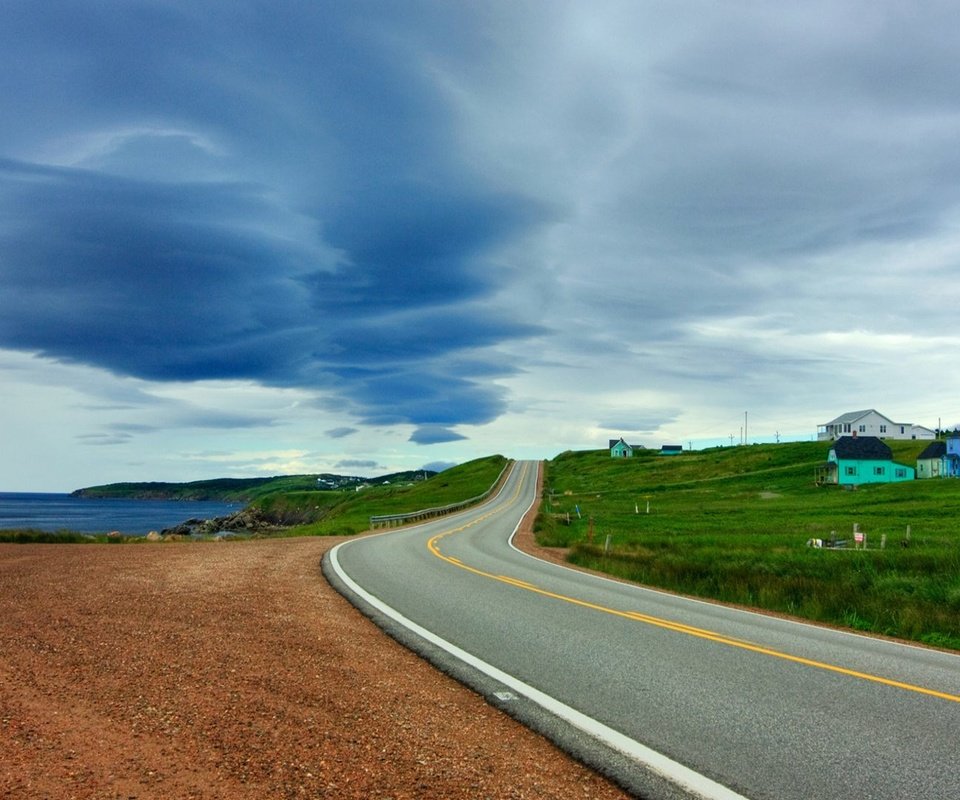 Обои дорога, домики, асфальт, пасмурно, road, houses, asphalt, overcast разрешение 1920x1080 Загрузить