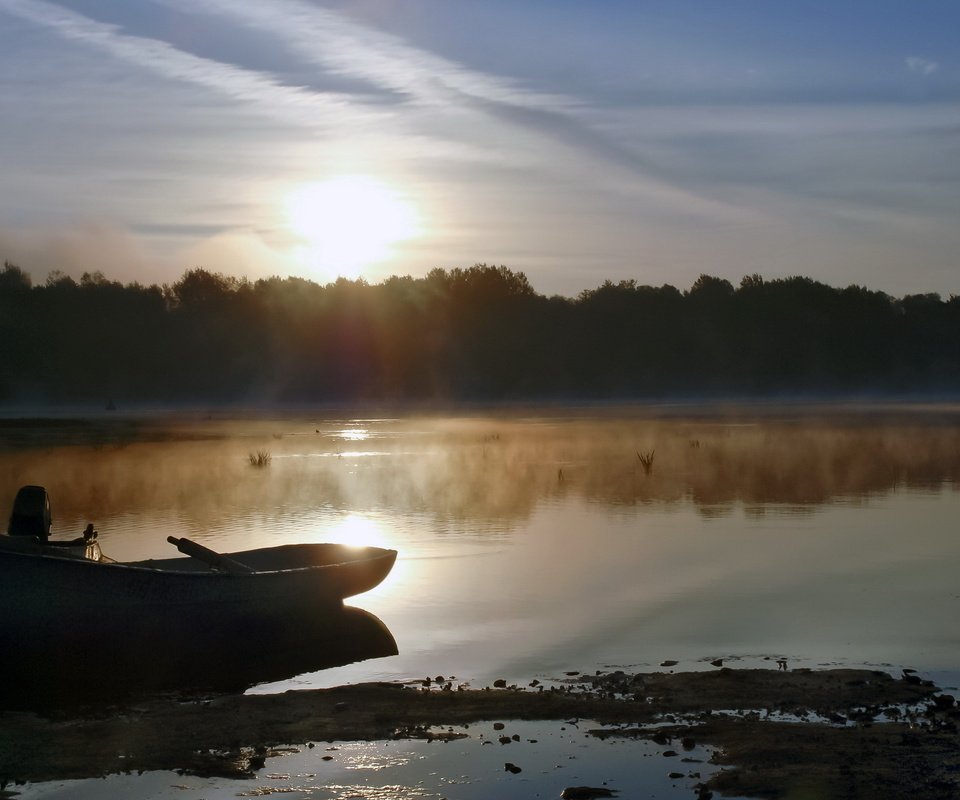 Обои озеро, утро, туман, лодка, lake, morning, fog, boat разрешение 2560x1600 Загрузить