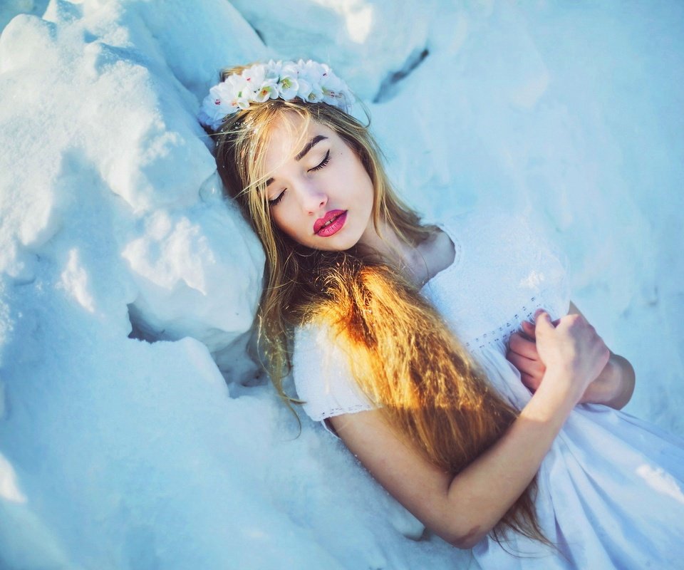 Обои снег, зима, девушка, блондинка, венок, snow, winter, girl, blonde, wreath разрешение 1920x1200 Загрузить