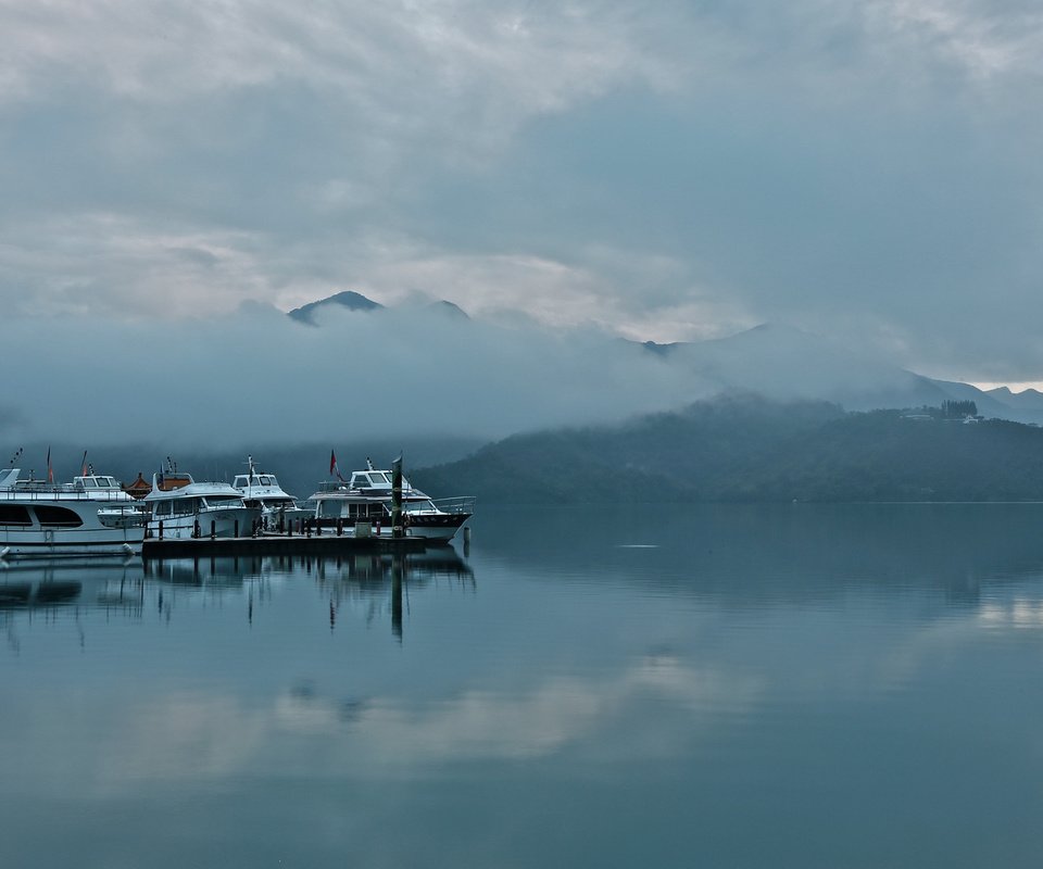 Обои горы, туман, лодки, залив, mountains, fog, boats, bay разрешение 2048x1144 Загрузить