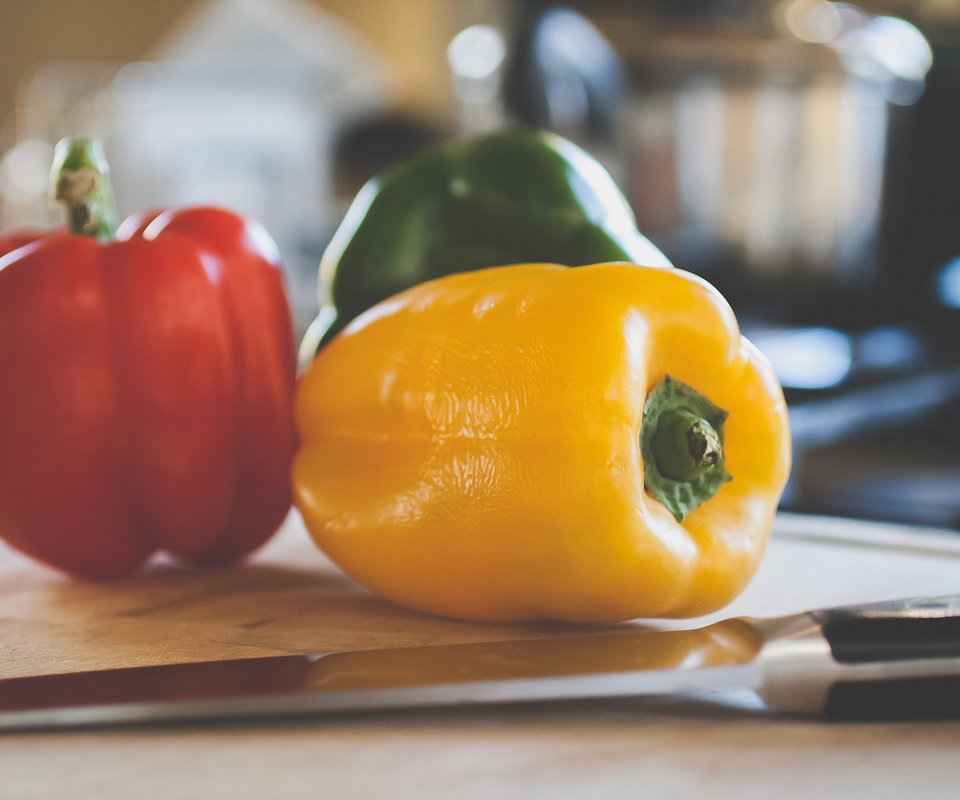 Обои желтый, зелёный, красный, овощи, перец, yellow, green, red, vegetables, pepper разрешение 2048x1365 Загрузить