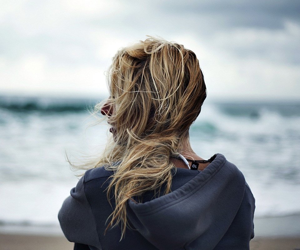 Обои девушка, фон, море, блондинка, волосы, ветер, girl, background, sea, blonde, hair, the wind разрешение 1920x1200 Загрузить
