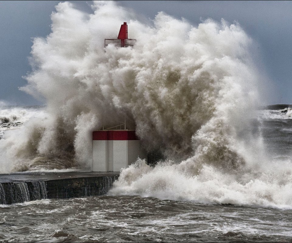 Обои море, маяк, волна, причал, океан, шторм, пена, sea, lighthouse, wave, pier, the ocean, storm, foam разрешение 3466x2311 Загрузить