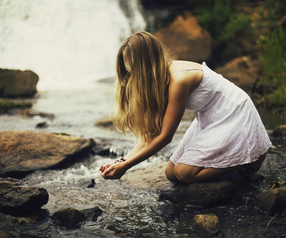 Обои вода, камни, девушка, блондинка, ручей, water, stones, girl, blonde, stream разрешение 2560x1600 Загрузить