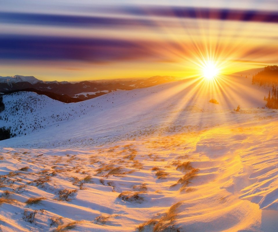 Обои горы, солнце, снег, зима, рассвет, солнечные лучи, mountains, the sun, snow, winter, dawn, the sun's rays разрешение 1920x1080 Загрузить