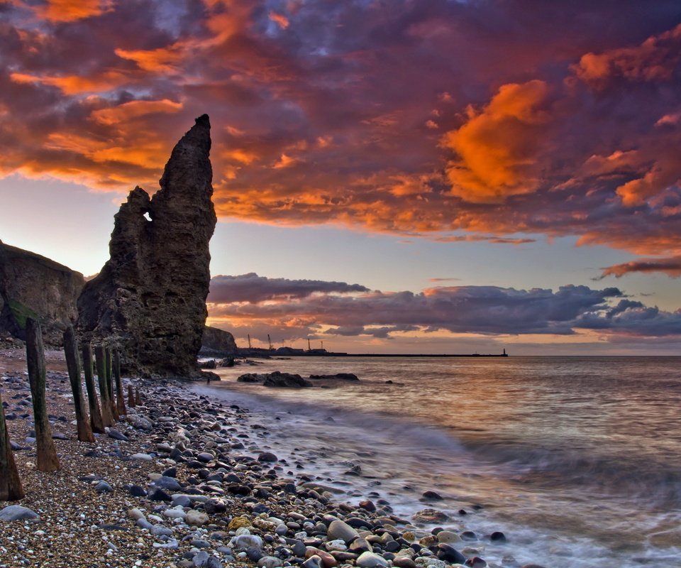 Обои скалы, природа, галька, тучи, пляж, побережье, океан, зарево, rocks, nature, pebbles, clouds, beach, coast, the ocean, glow разрешение 2560x1600 Загрузить