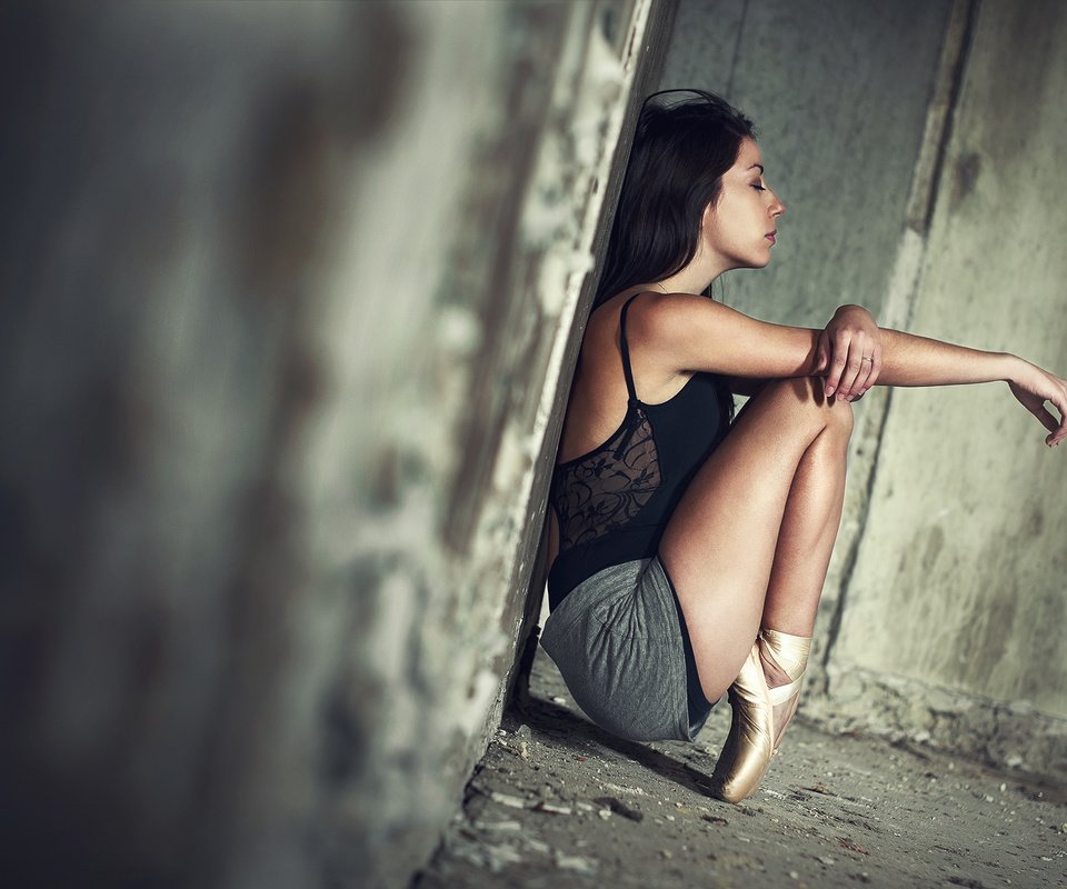 Обои девушка, сидит, балерина, пуанты, girl, sitting, ballerina, pointe shoes разрешение 2000x1335 Загрузить