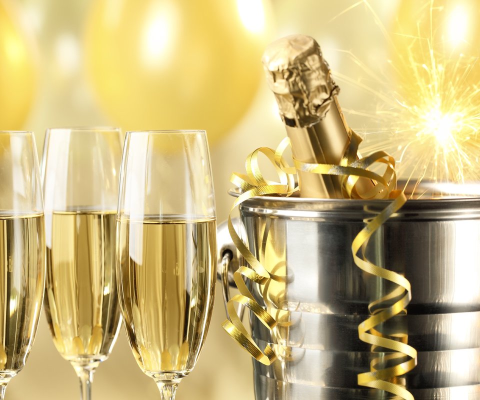 Обои праздник, шампанское, фужеры, holiday, champagne, glasses разрешение 5616x3744 Загрузить