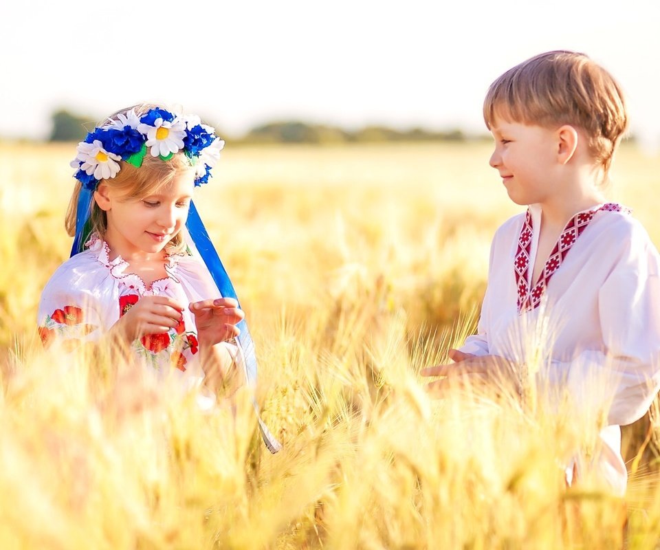 Обои поле, девочка, пшеница, мальчик, field, girl, wheat, boy разрешение 2100x1380 Загрузить