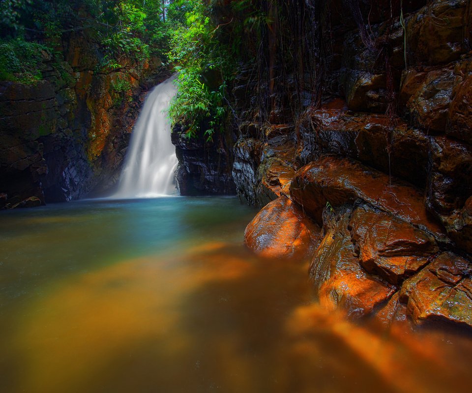 Обои деревья, скалы, водопад, поток, trees, rocks, waterfall, stream разрешение 2048x1365 Загрузить