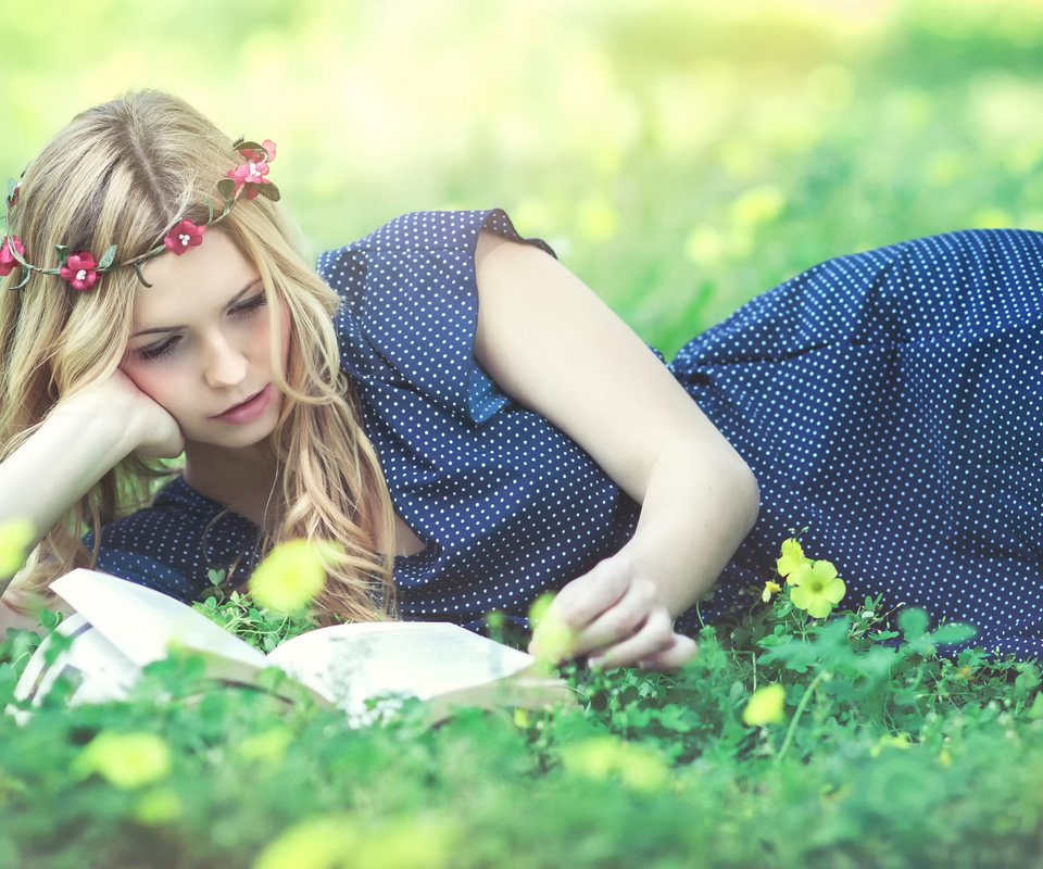 Обои девушка, блондинка, модель, венок, книга, кери рут гарсия, girl, blonde, model, wreath, book, keri rut garcia разрешение 2048x1269 Загрузить