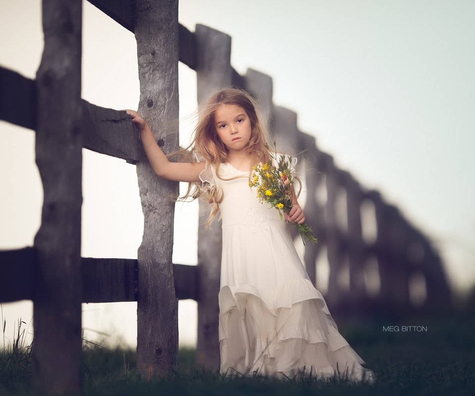 Обои цветы, настроение, платье, забор, дети, девочка, flowers, mood, dress, the fence, children, girl разрешение 2048x1370 Загрузить