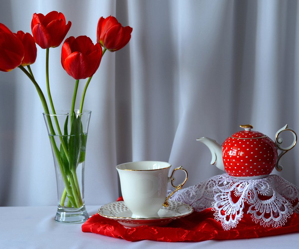 Обои цветы, кружка, тюльпаны, ваза, чай, чайник, натюрморт, flowers, mug, tulips, vase, tea, kettle, still life разрешение 2048x1354 Загрузить