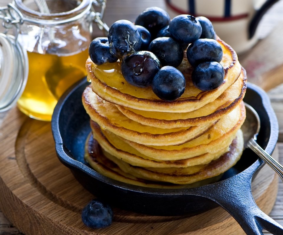 Обои черника, мед, блинчики, блины, оладьи, anna verdina, блинчики.мед, blueberries, honey, pancakes, pancakes.honey разрешение 1920x1280 Загрузить