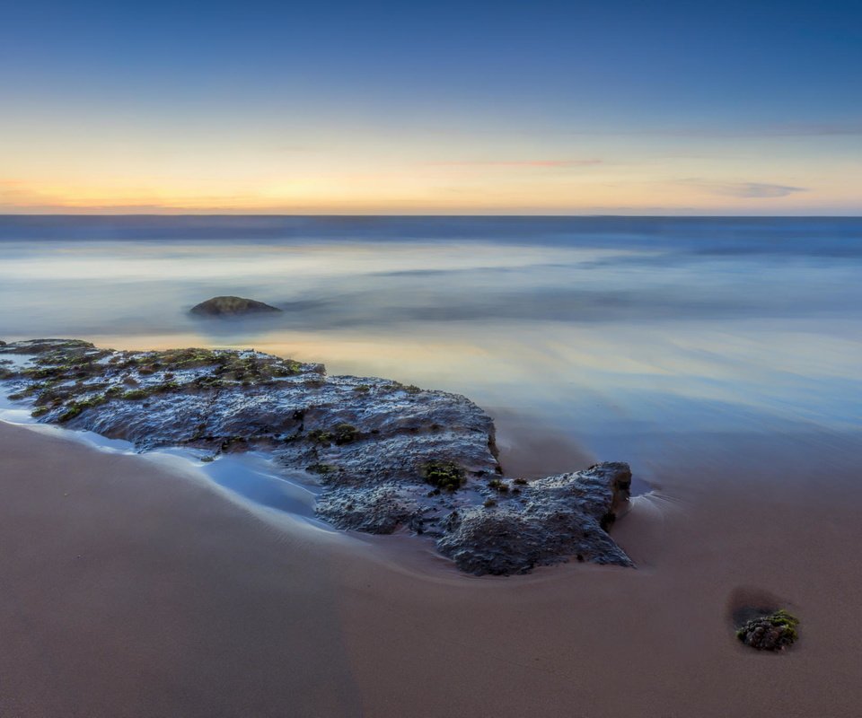 Обои камни, берег, море, утро, песок, пляж, штиль, stones, shore, sea, morning, sand, beach, calm разрешение 2048x1365 Загрузить