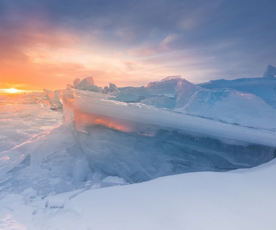 Обои озеро, солнце, зима, лёд, байкал, lake, the sun, winter, ice, baikal разрешение 2000x1335 Загрузить