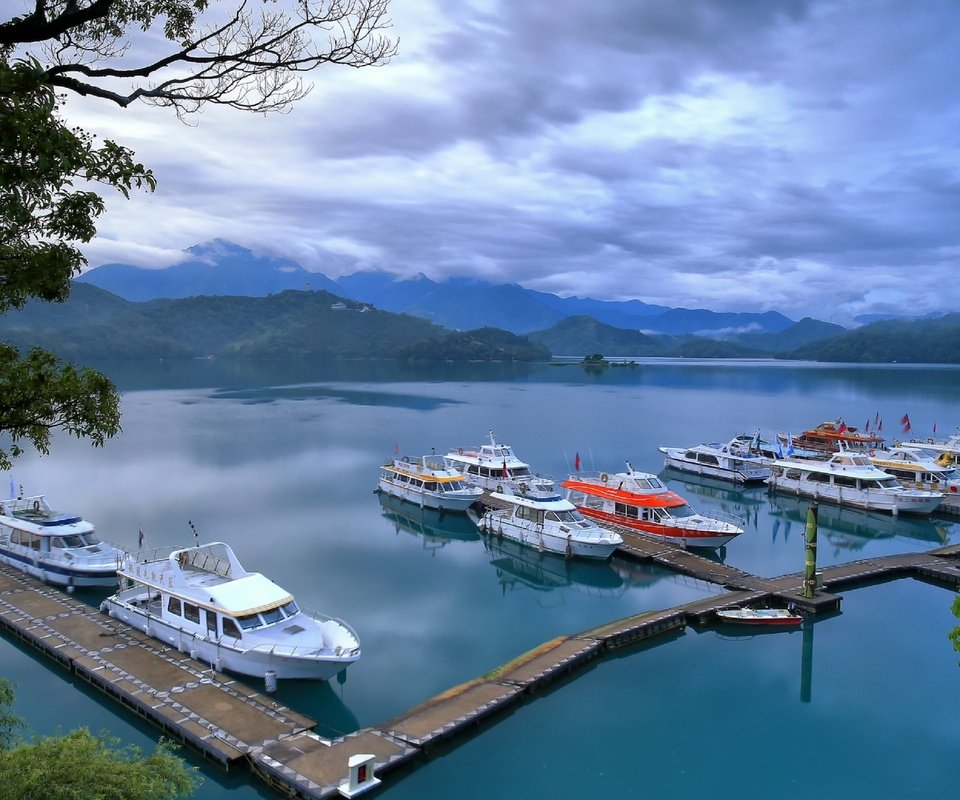 Обои небо, облака, вода, озеро, пейзаж, лодки, пристань, бухта, the sky, clouds, water, lake, landscape, boats, marina, bay разрешение 2560x1600 Загрузить