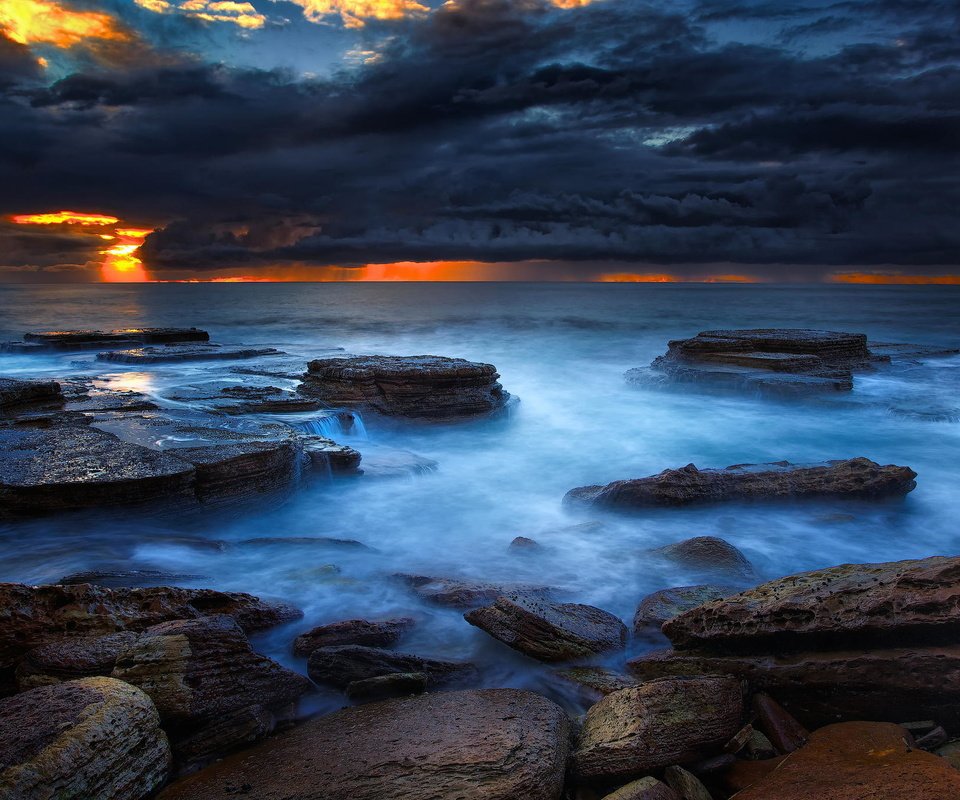 Обои скалы, камни, берег, тучи, пляж, рассвет, океан, rocks, stones, shore, clouds, beach, dawn, the ocean разрешение 2048x1365 Загрузить