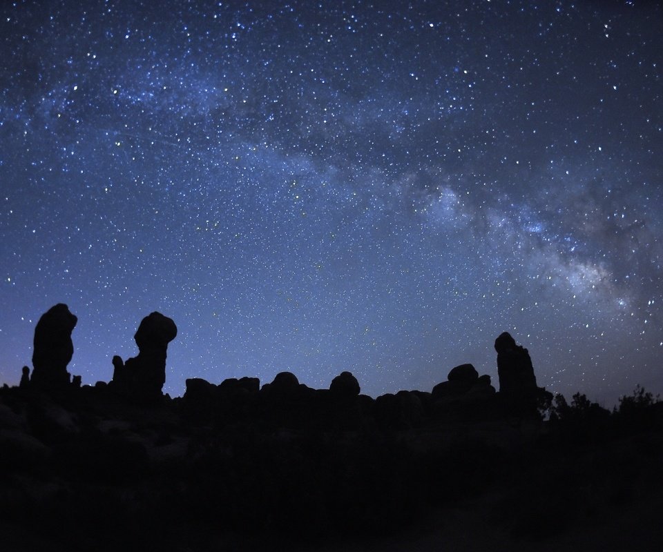 Обои небо, ночь, звезды, млечный путь, национальный парк арки, the sky, night, stars, the milky way, arches national park разрешение 2048x1350 Загрузить