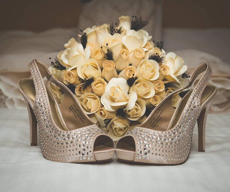 Обои цветы, розы, букет, свадьба, туфли, flowers, roses, bouquet, wedding, shoes разрешение 2048x1363 Загрузить