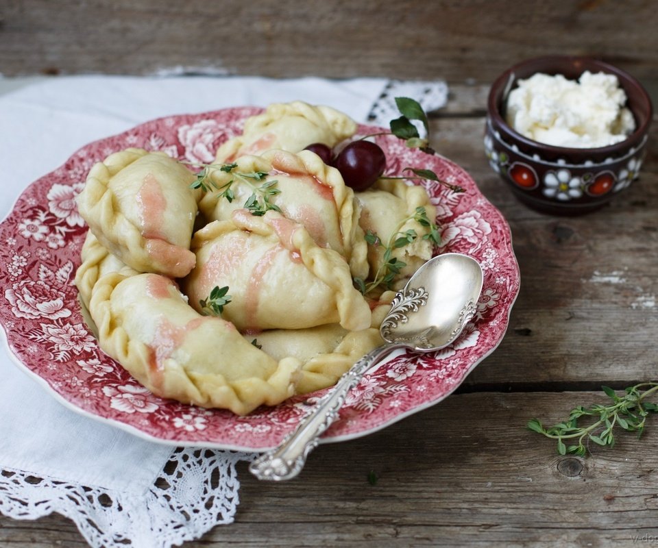 Обои вишни, тарелка, ложка, творог, вареники, cherry, plate, spoon, cheese, dumplings разрешение 1920x1465 Загрузить