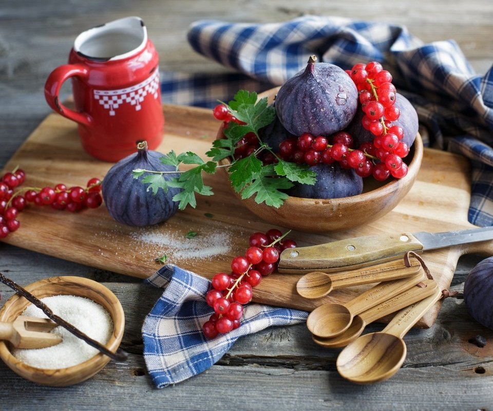 Обои красная, фрукты, ягоды, сахар, натюрморт, смородина, инжир, red, fruit, berries, sugar, still life, currants, figs разрешение 1920x1297 Загрузить