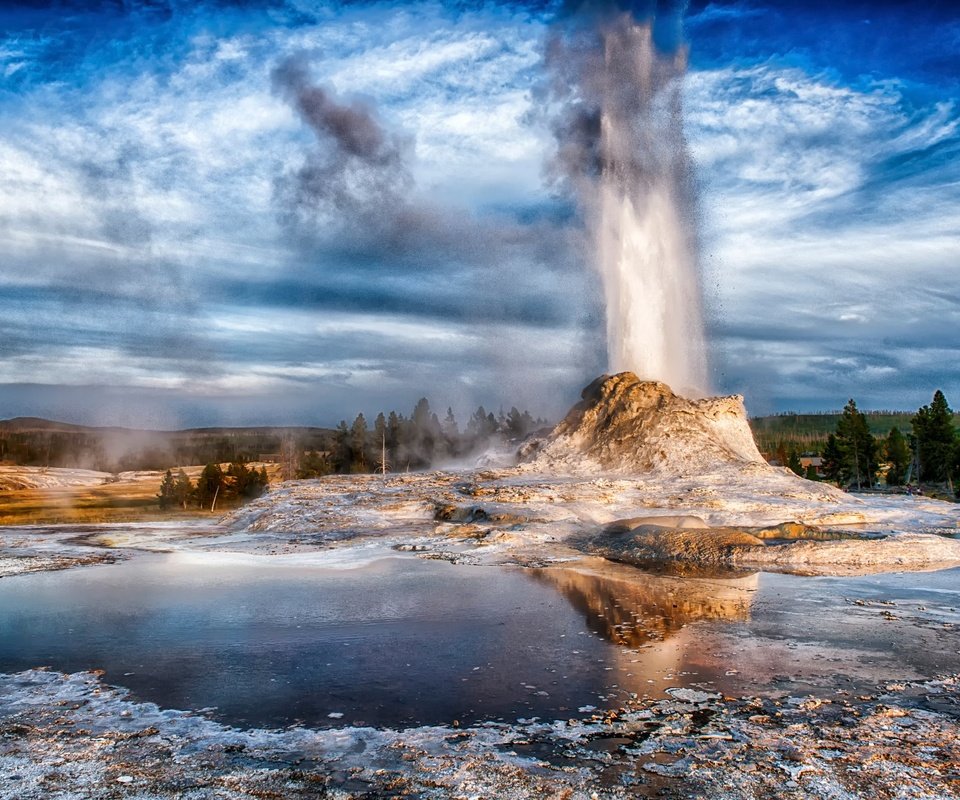 Обои небо, вайоминг, облака, йеллоустон, деревья, гейзер, вода, castle geyser, отражение, пейзаж, йеллоустонский национальный парк, сша, the sky, wyoming, clouds, yellowstone, trees, geyser, water, reflection, landscape, yellowstone national park, usa разрешение 2048x1366 Загрузить