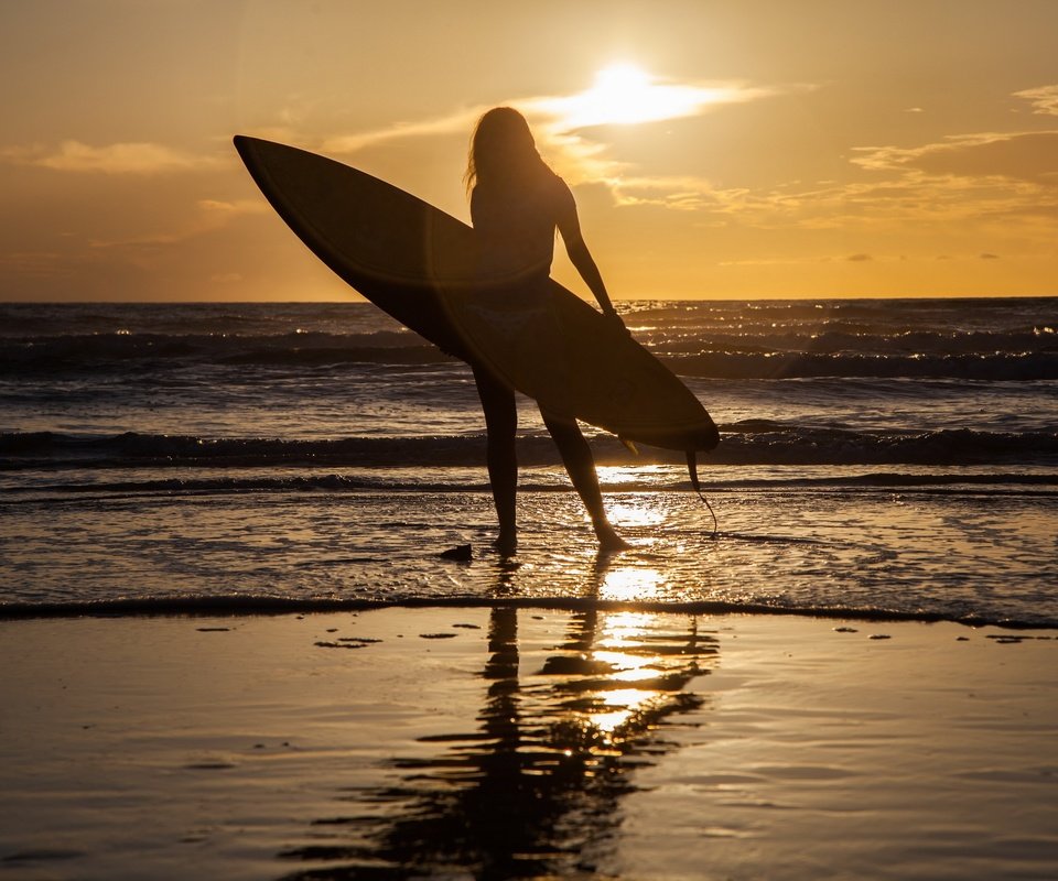 Обои закат, девушка, море, доска, спорт, sunset, girl, sea, board, sport разрешение 2560x1707 Загрузить