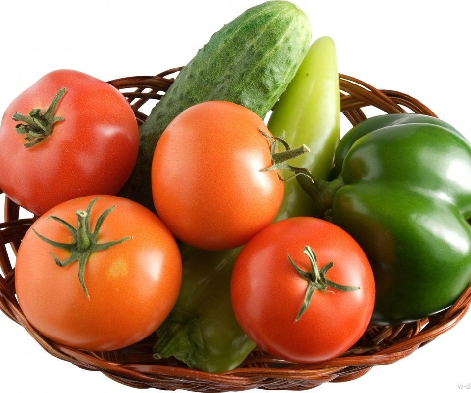 Обои овощи, корзинка, помидоры, перец, огурцы, vegetables, basket, tomatoes, pepper, cucumbers разрешение 1920x1429 Загрузить