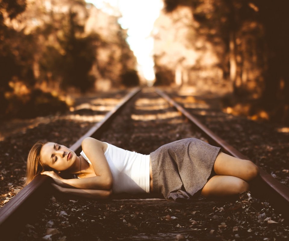 Обои железная дорога, девушка, ситуация, railroad, girl, the situation разрешение 2048x1448 Загрузить