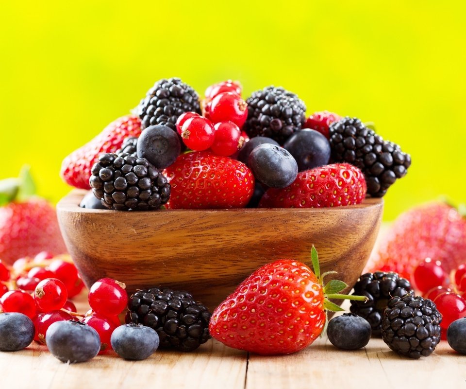 Обои фон, клубника, ягоды, чашка, черника, ежевика, смородина, background, strawberry, berries, cup, blueberries, blackberry, currants разрешение 1920x1351 Загрузить