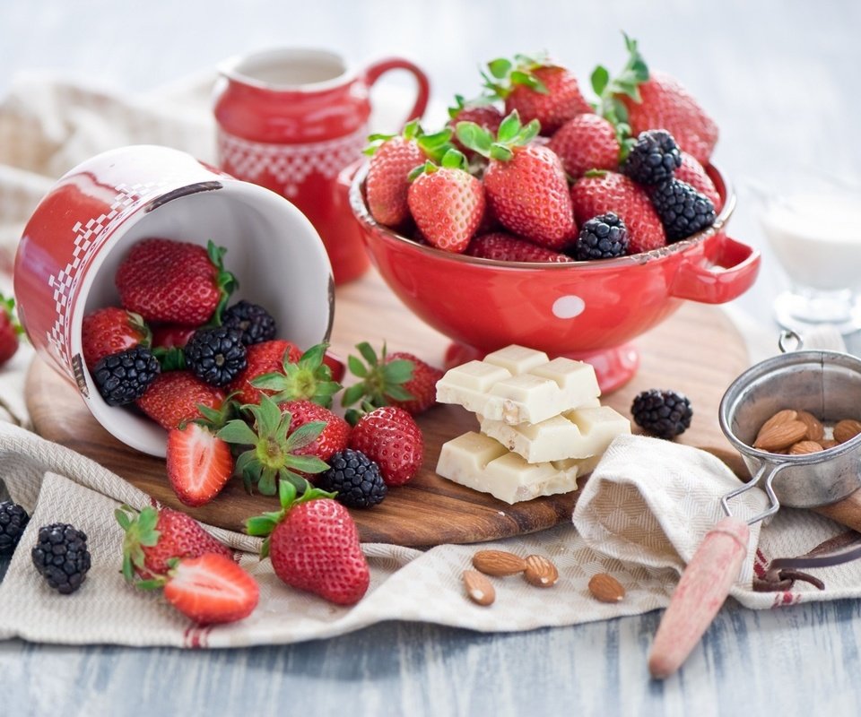 Обои клубника, ягоды, шоколад, натюрморт, ежевика, миндаль, strawberry, berries, chocolate, still life, blackberry, almonds разрешение 1920x1277 Загрузить