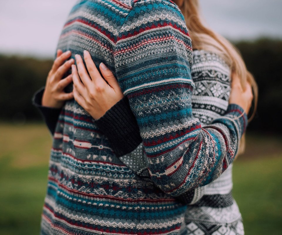 Обои узор, объятия, влюбленные, свитера, pattern, hugs, lovers, sweaters разрешение 2048x1365 Загрузить