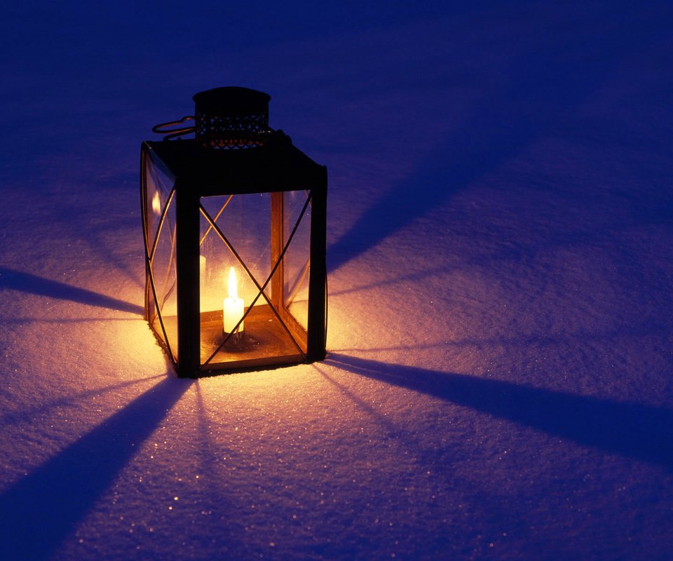 Обои свет, снег, огонь, фонарь, свечка, свеча, фонарик, light, snow, fire, lantern, candle, flashlight разрешение 1920x1200 Загрузить